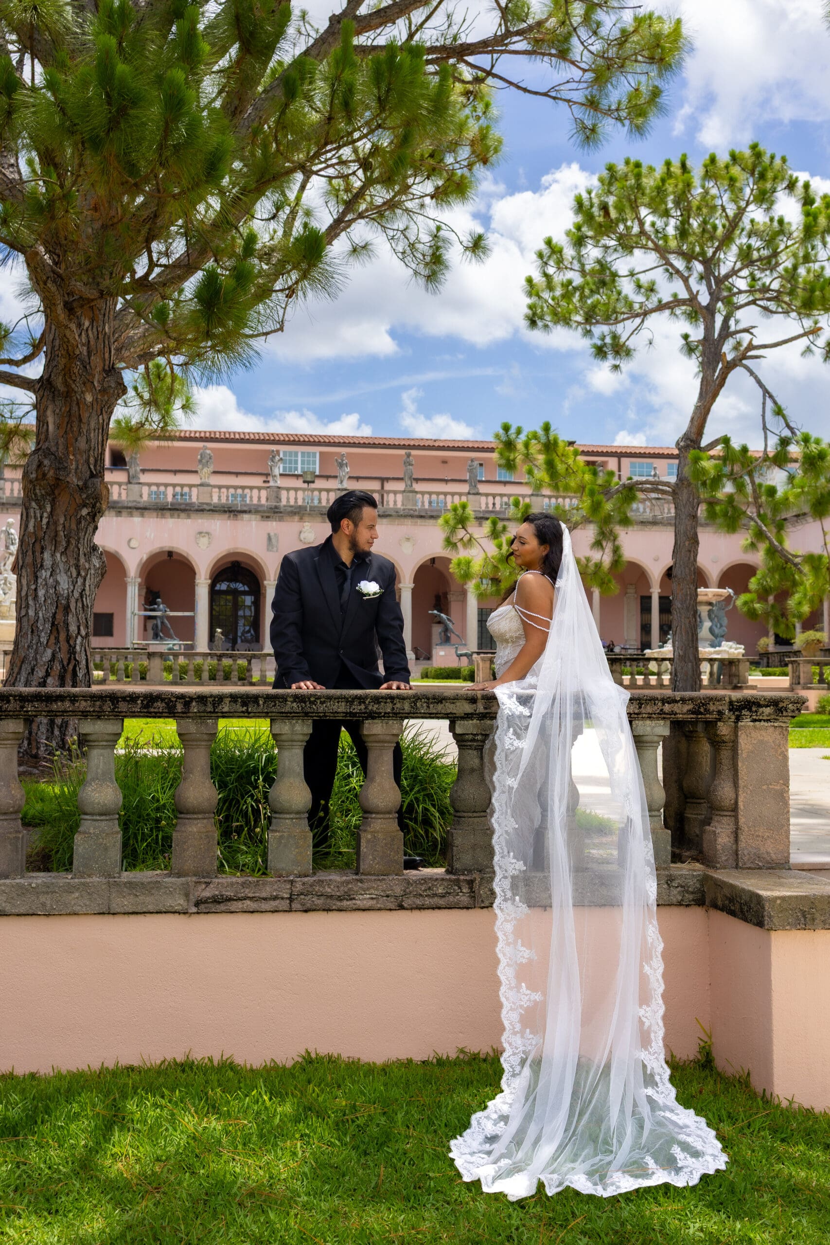 Couple eloping at a hidden gem in Florida